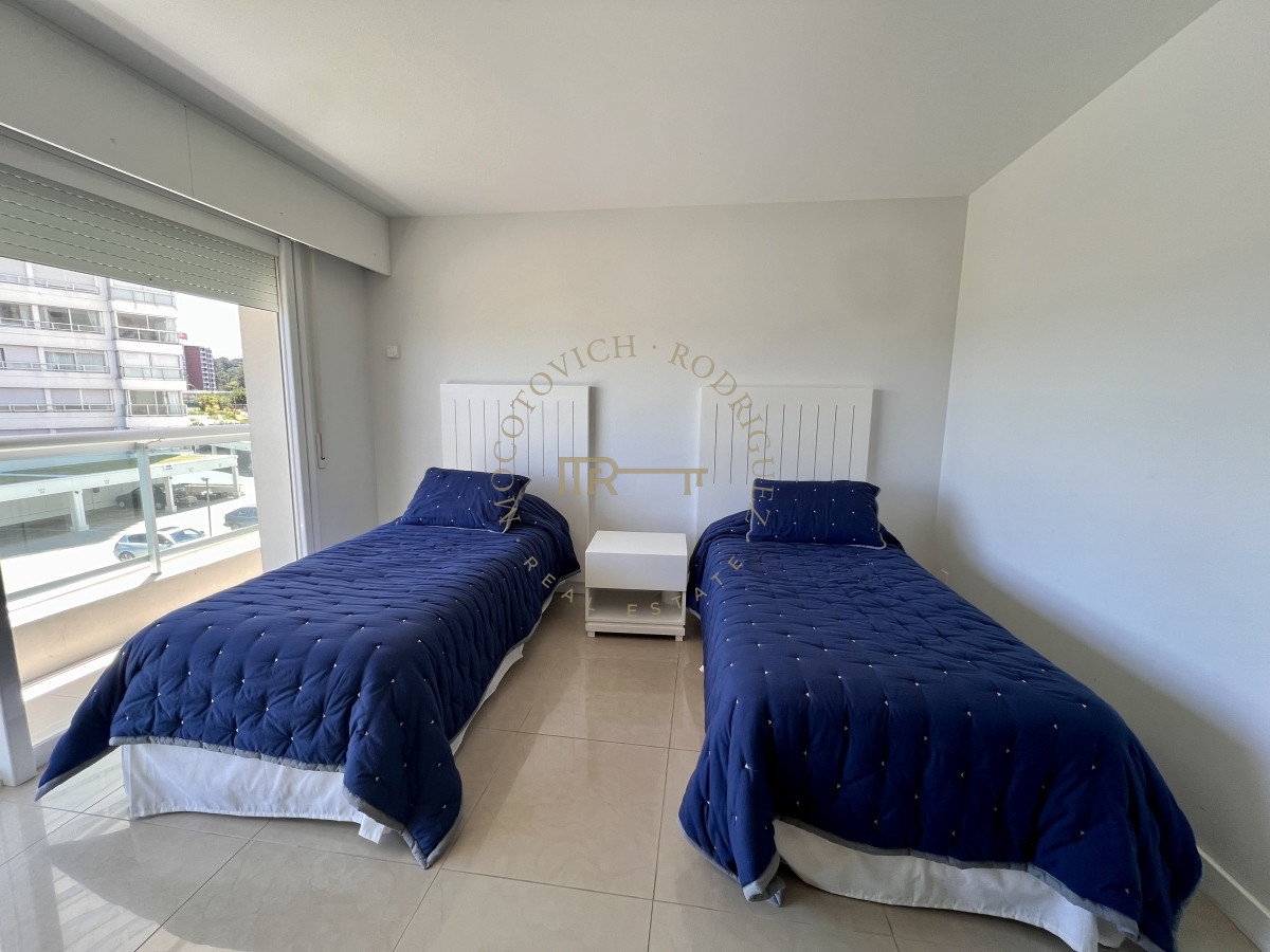 Apartamento ID.2403 - Aquarela 3 dormitorios y dep. de servicio en alquiler temporal 2026 Punta del Este.-