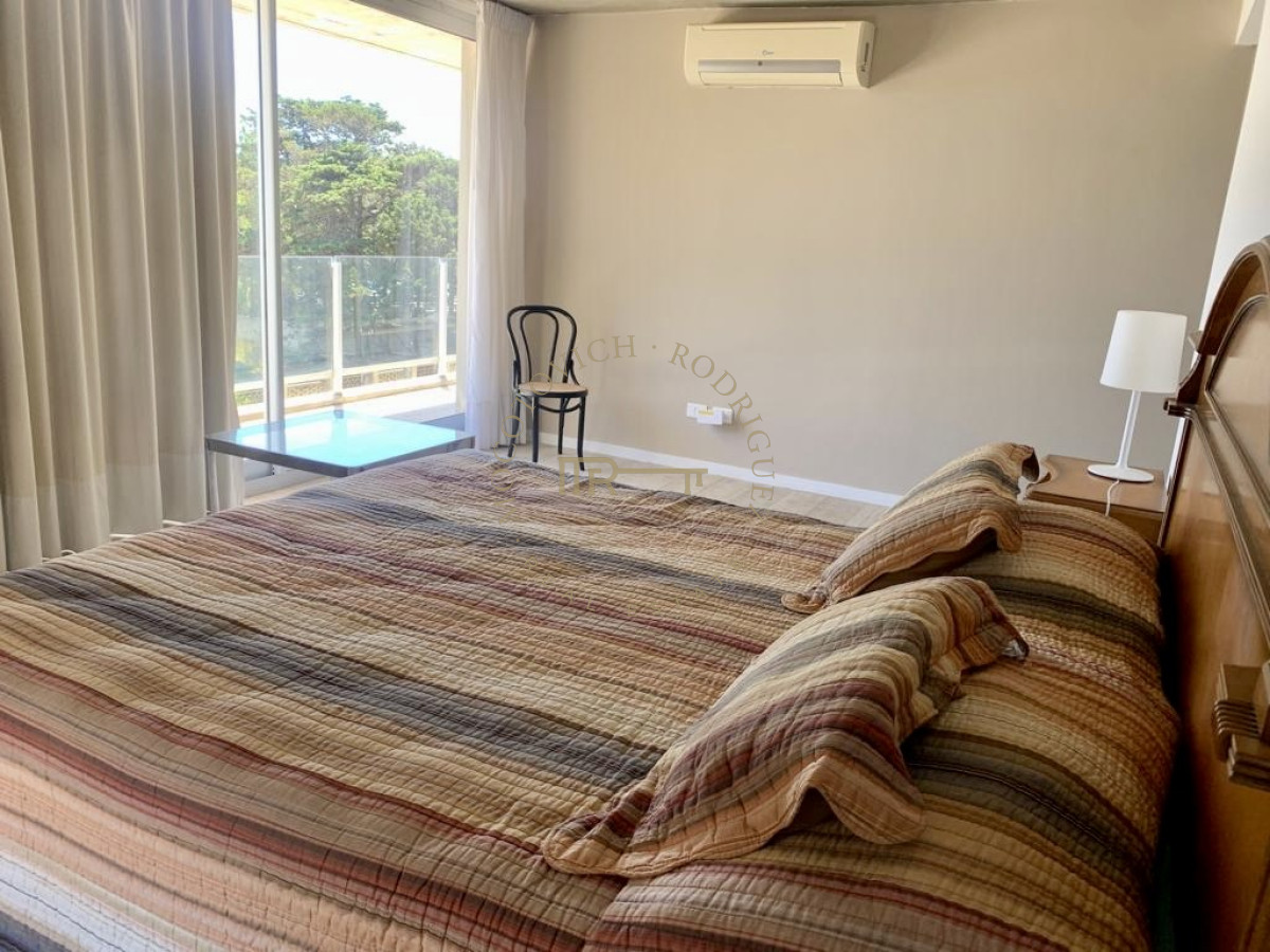 Apartamento ID.3657 - Apartamento en venta de tres dormitorios frente al mar. Playa Mansa