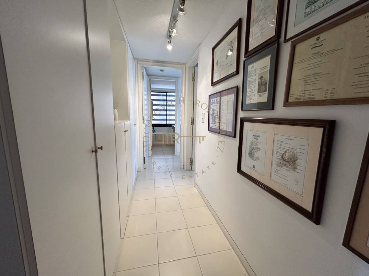 Apartamento ID.4234 - Apartamento en venta de 3 dormitorios mas dep. frente al puerto de Punta del Este.