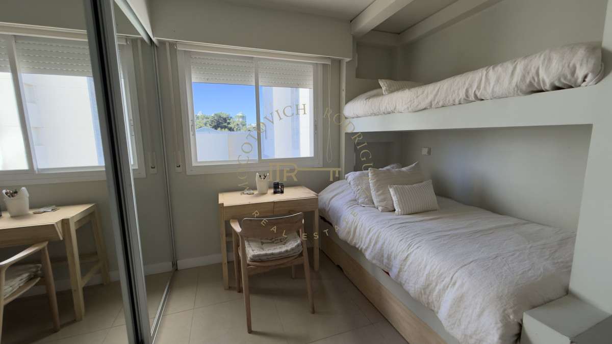 Apartamento ID.2403 - Aquarela 3 dormitorios y dep. de servicio en alquiler temporal 2026 Punta del Este.-