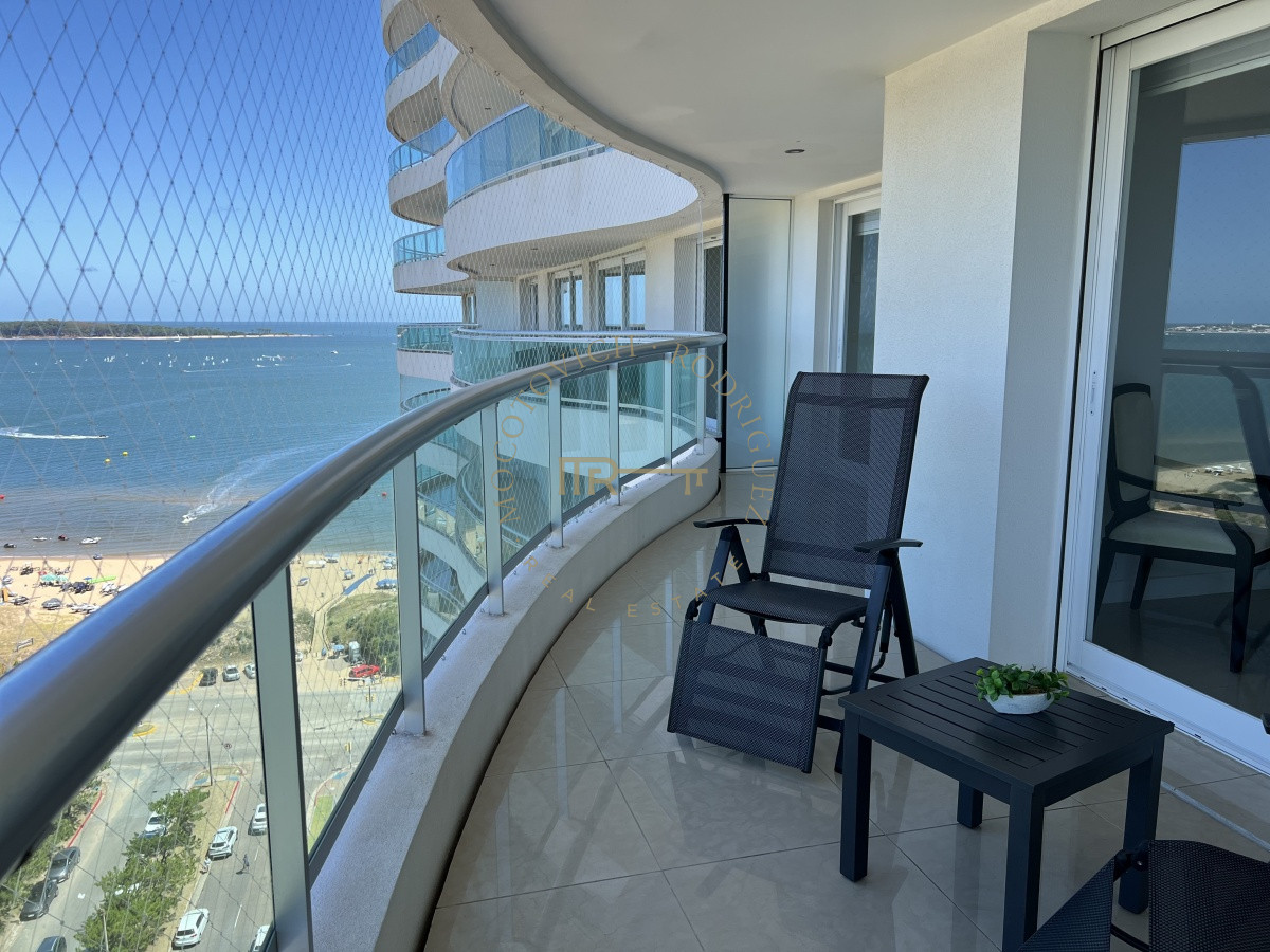 Apartamento ID.29 - Aquarela. Alquiler anual 2 dormitorios en suite más dependencia de servicio. Playa Mansa