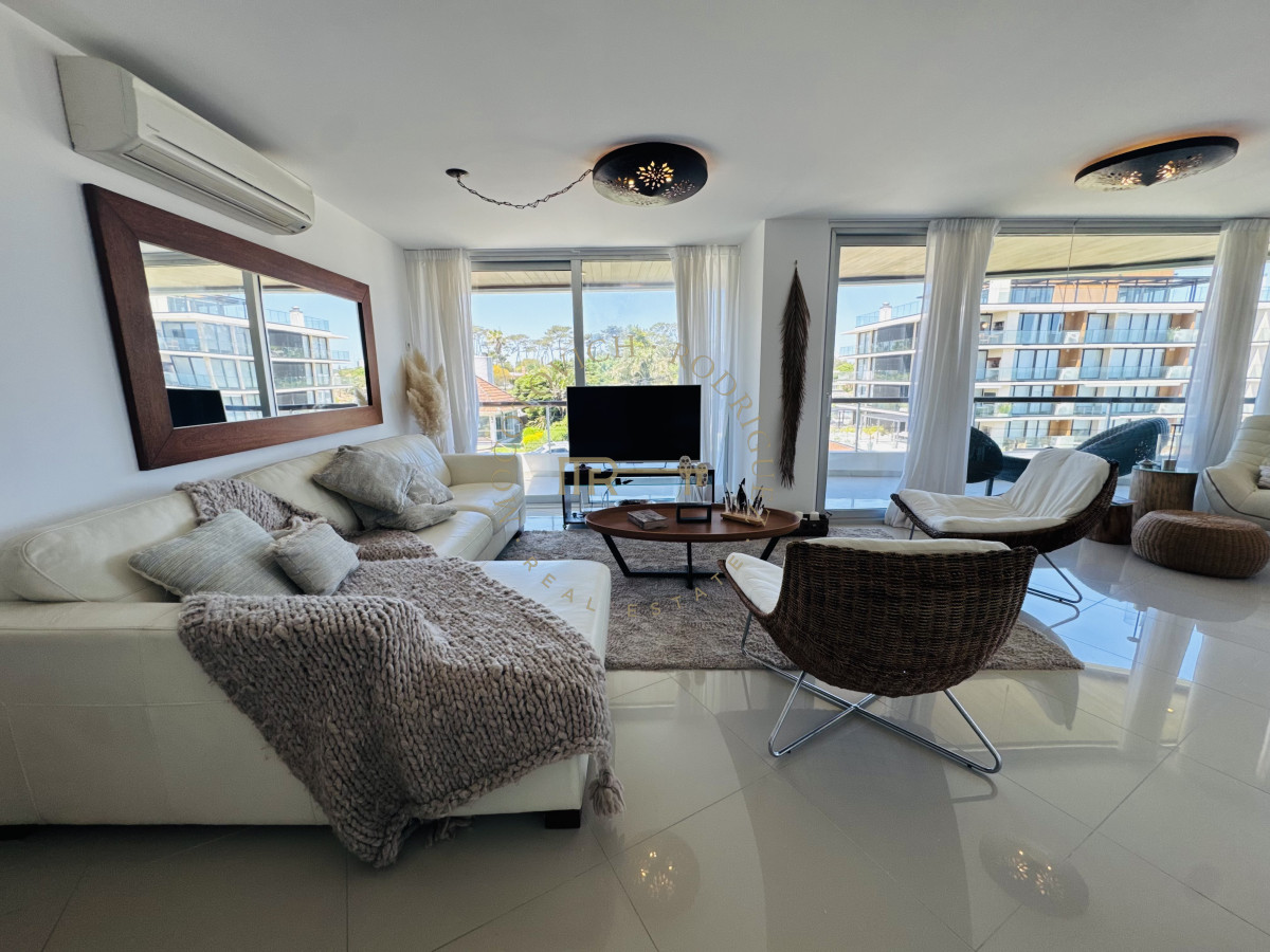 Apartamento ID.235 - Apartamento en venta  2 dormitorios con vista al mar y parrilla propia - Playa Mansa Punta del Este