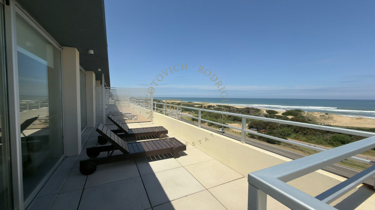 Apartamento ID.650 - Apartamento en alquiler temporal, penthouse con parrillero 3 dormitorios- Playa Brava