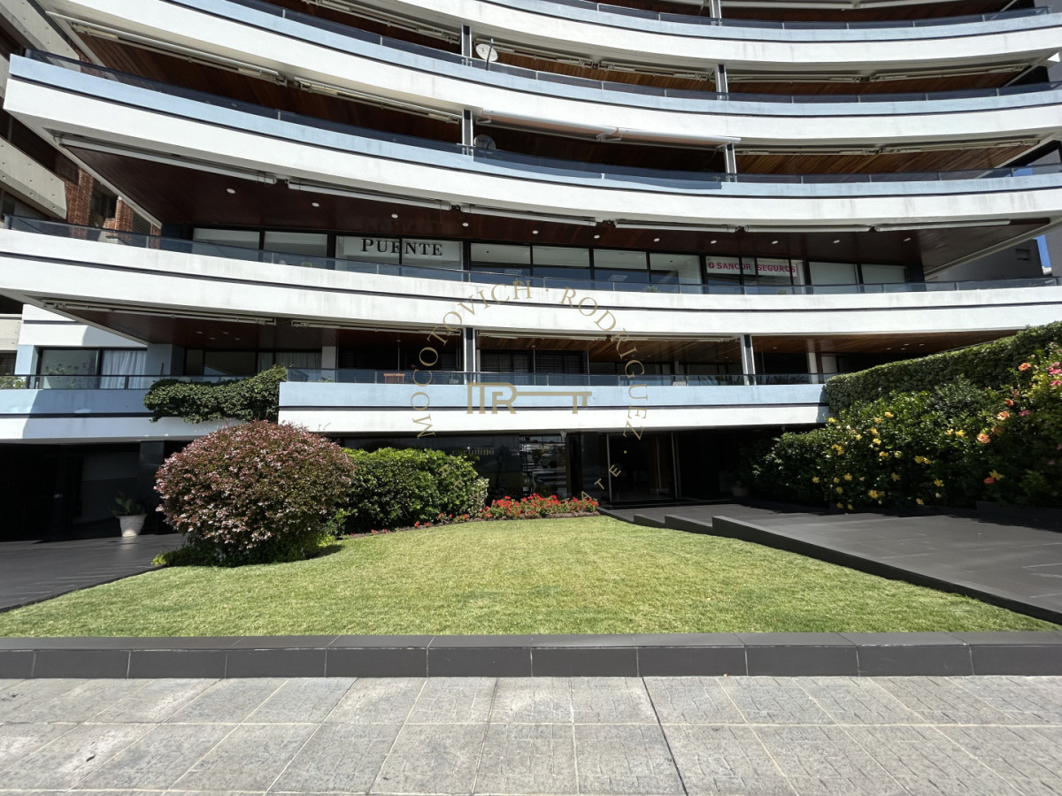 Apartamento ID.4234 - Apartamento en venta de 3 dormitorios mas dep. frente al puerto de Punta del Este.