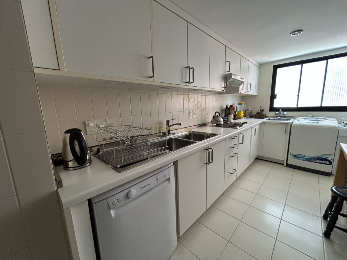Apartamento ID.4234 - Apartamento en venta de 3 dormitorios mas dep. frente al puerto de Punta del Este.