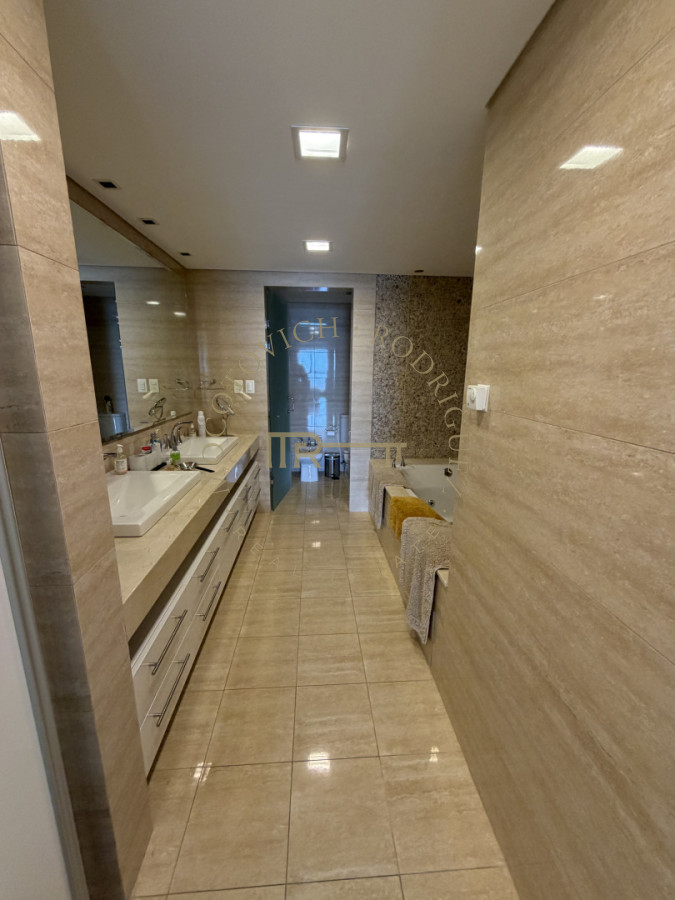 Apartamento ID.4243 - Apartamento de 4 dormitorios más dep. de servicio con vista al puerto de Punta del Este 