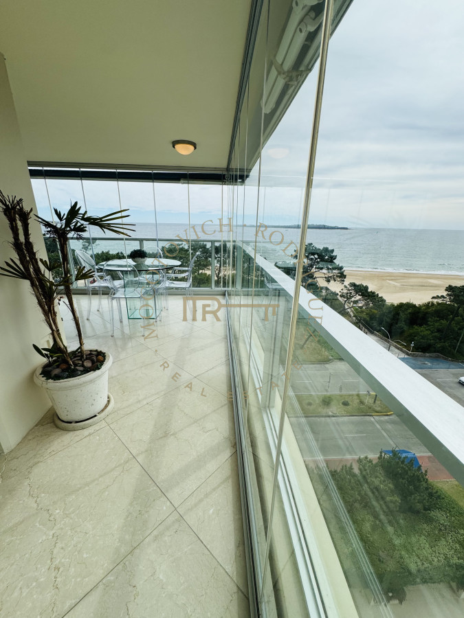 Apartamento ID.4059 - Alquiler tres dormitorios y dep de servicio. Frente al mar con vista.