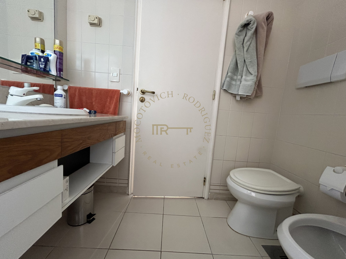 Apartamento ID.4234 - Apartamento en venta de 3 dormitorios mas dep. frente al puerto de Punta del Este.
