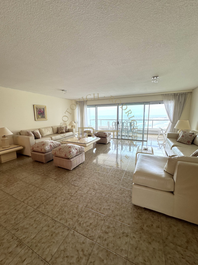 Apartamento ID.3229 - Apartamento de 4 dormitorios en alquiler con piscina, servicio de playa y mucama a diario. Punta del Este. 