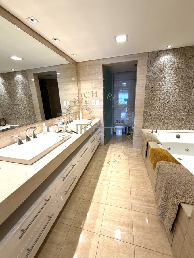 Apartamento ID.4243 - Apartamento de 4 dormitorios más dep. de servicio con vista al puerto de Punta del Este 