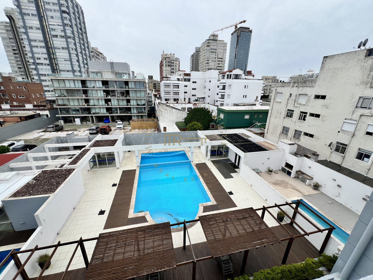 Apartamento ID.3233 - Apartamento en venta de un dormitorios con terraza y parrilla de uso exclusivo. Península Punta del este.  