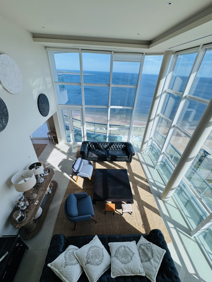 Aquarela duplex  4 dormitorios en venta. Playa Mansa. Punta del Este