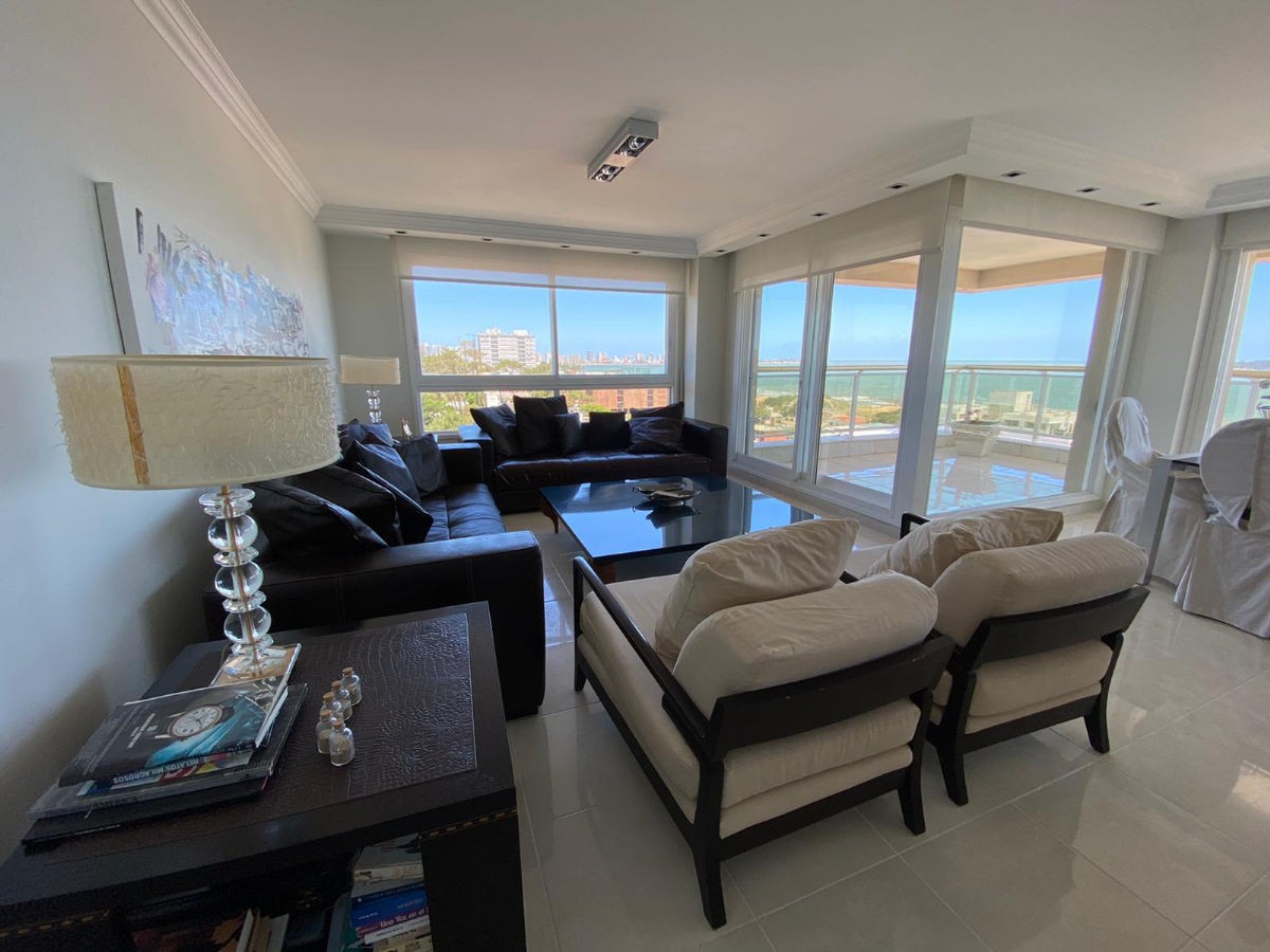 Le Jardín apartamento en venta tres dormitorios y dependencia. - Playa Mansa Punta del Este.