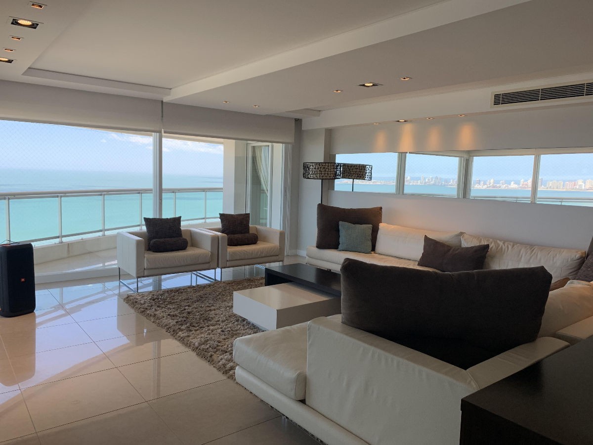 Amplio y luminoso apartamento en edificio de alta gama. 4 dormitorios vista al mar piscina   Mansa Punta del Este.-