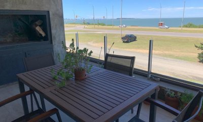 Apartamento en venta de tres dormitorios frente al mar. Playa Mansa
