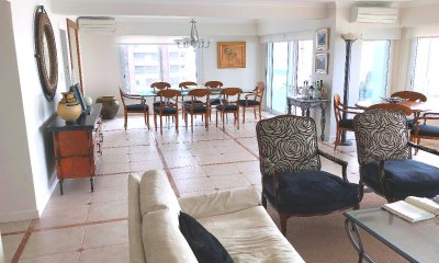 Apartamento en venta 3 dormitorios y servicio, vista al mar  - Playa Mansa