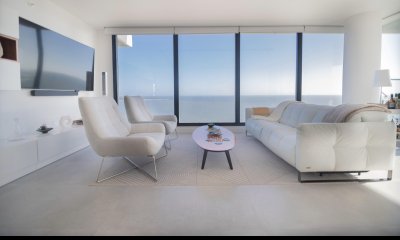 Venetian  esquinero en venta de tres dormitorios Mansa Frente al mar. Punta del Este.