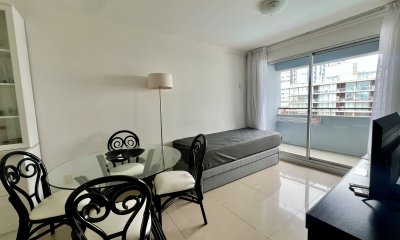 Apartamento en venta de un dormitorios con terraza y parrilla de uso exclusivo. Península Punta del este.