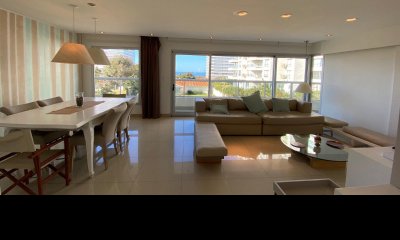 Apartamento en venta de tres dormitorios y dependencia de servicio.  semi piso. Piscina  - Playa Brava Oportunidad!!!