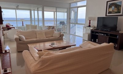 Garden Tower apartamento en venta 4 dormitorios más dependencia. Piso alto, vista al mar.