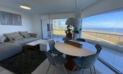 Playa Mansa apartamento en venta 3 dormitorios y servicio.