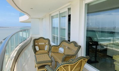 Apartamento en venta 4 dormitorios y servicio. Torre Aquarela. Playa Mansa