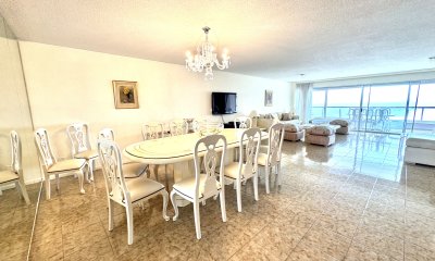 Apartamento de 4 dormitorios en alquiler con piscina, servicio de playa y mucama a diario. Punta del Este.