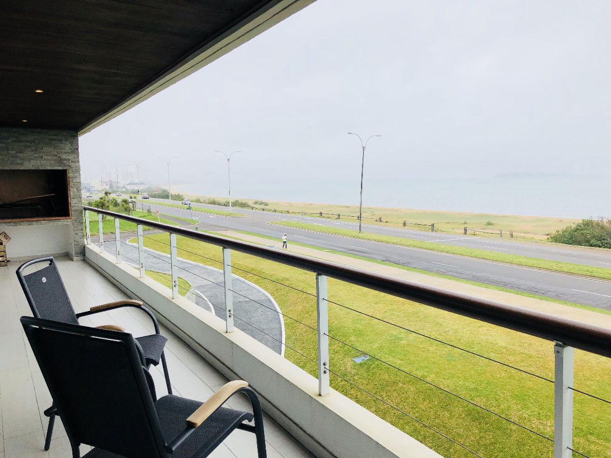 Isabel apartamento en venta 3 dormitorios más dependencia Vista al mar Piscina - Playa Mansa Punta del Este