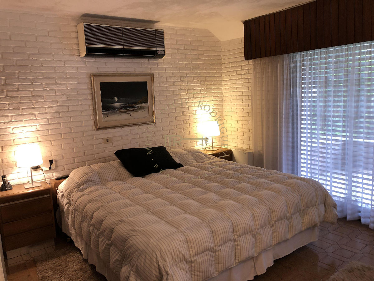 Casa ID.123 - Casa  en venta - Cantegril- Punta del Este. 5 dormitorios