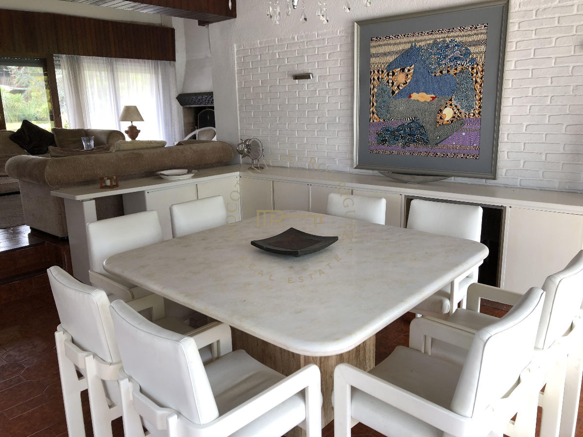 Casa ID.123 - Casa  en venta - Cantegril- Punta del Este. 5 dormitorios
