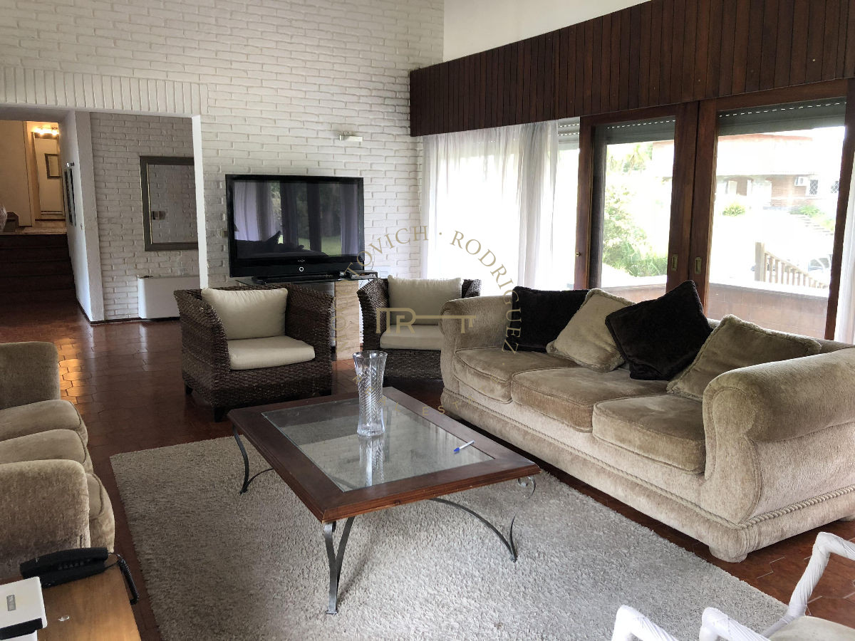 Casa ID.123 - Casa  en venta - Cantegril- Punta del Este. 5 dormitorios