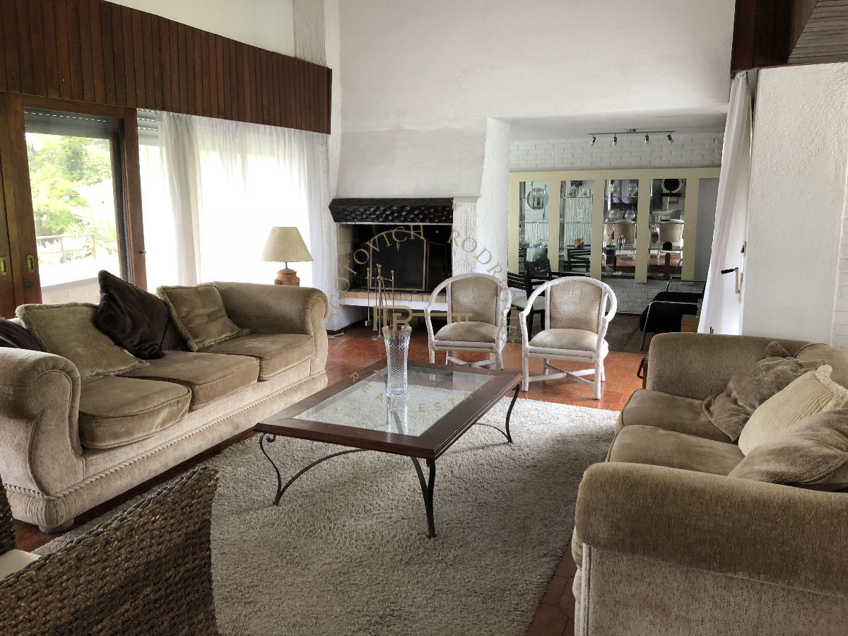 Casa ID.123 - Casa  en venta - Cantegril- Punta del Este. 5 dormitorios