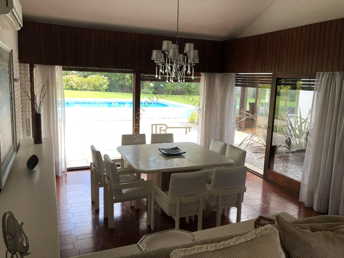 Casa ID.123 - Casa  en venta - Cantegril- Punta del Este. 5 dormitorios