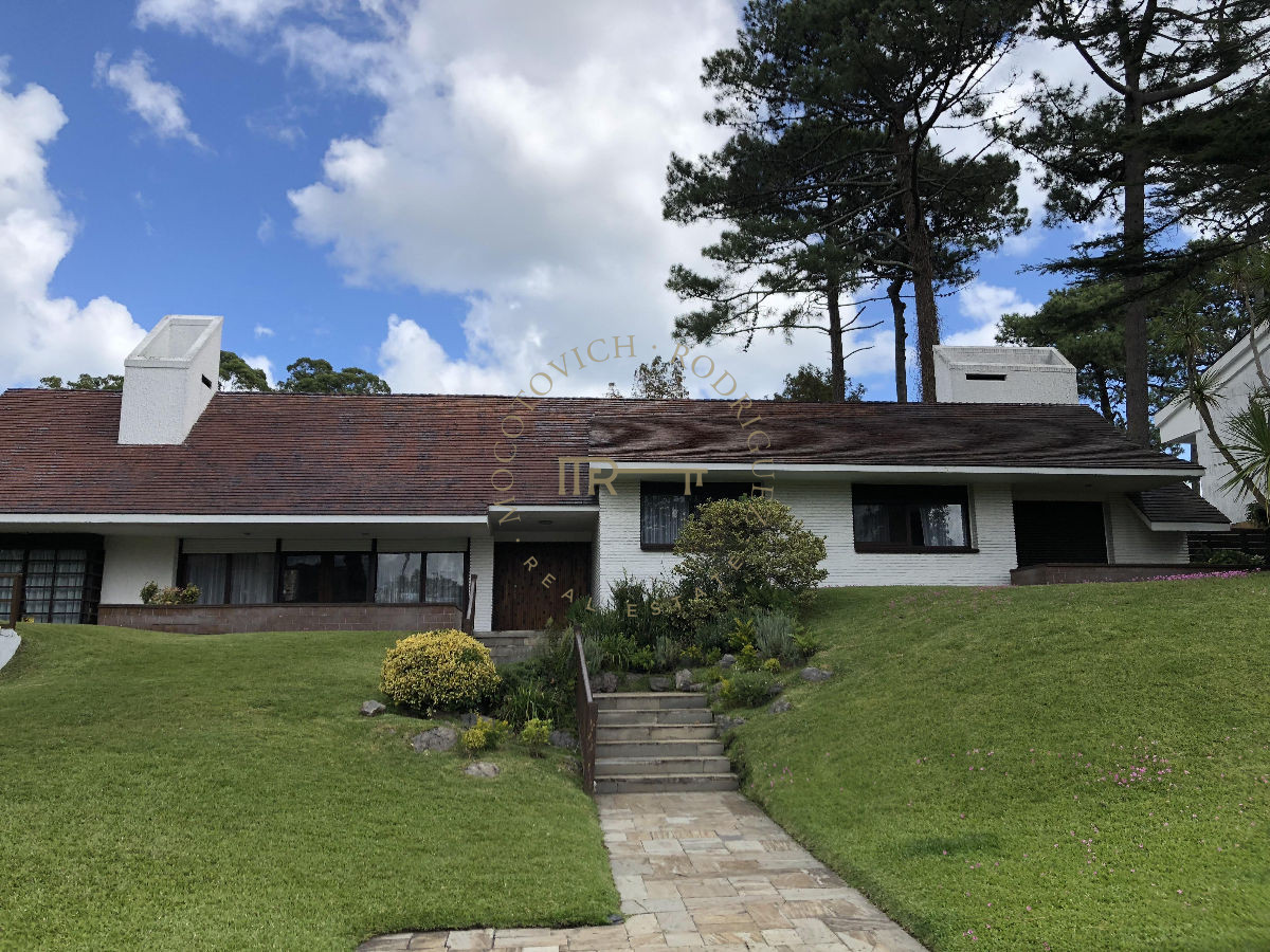 Casa ID.123 - Casa  en venta - Cantegril- Punta del Este. 5 dormitorios