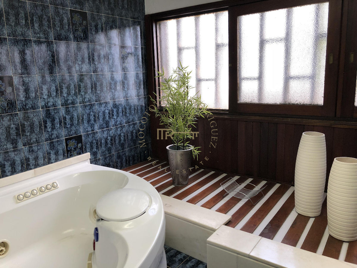 Casa ID.123 - Casa  en venta - Cantegril- Punta del Este. 5 dormitorios