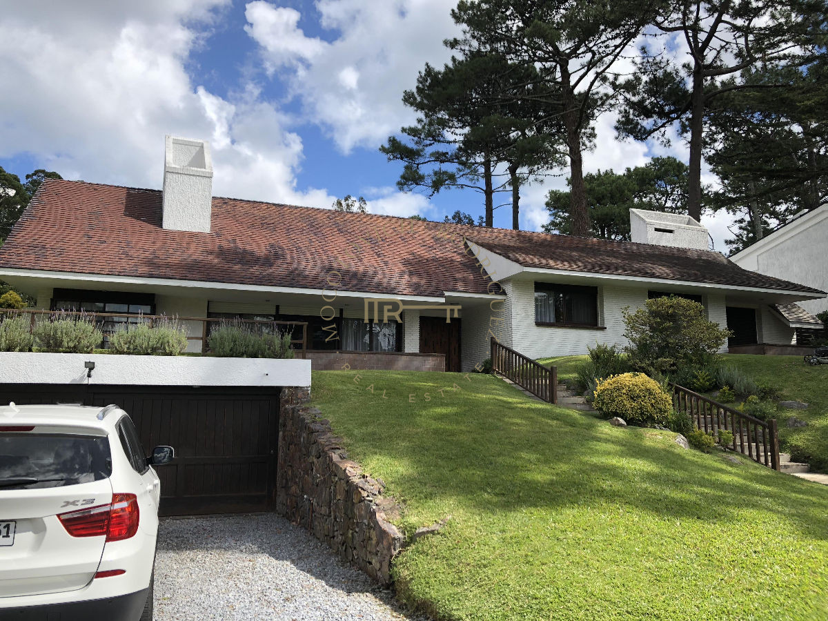 Casa ID.123 - Casa  en venta - Cantegril- Punta del Este. 5 dormitorios