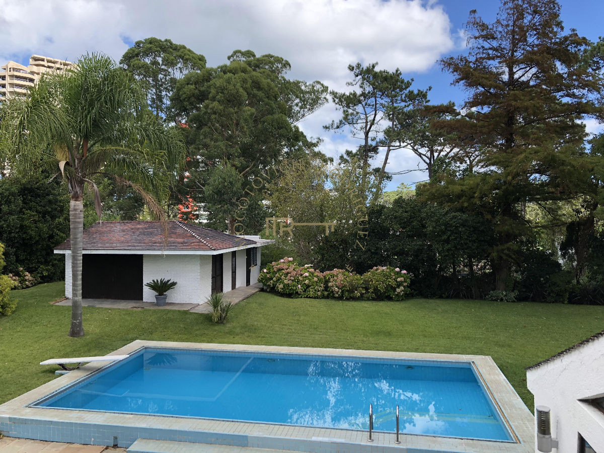 Casa ID.123 - Casa  en venta - Cantegril- Punta del Este. 5 dormitorios