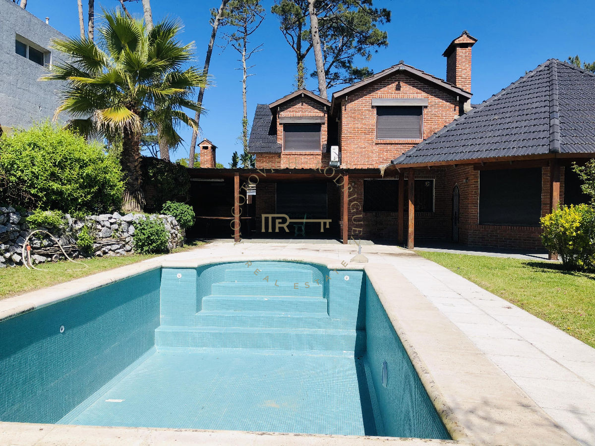 Casa ID.209 - Casa en venta 4 dormitorios. Piscina . Paradas - Playa Mansa.