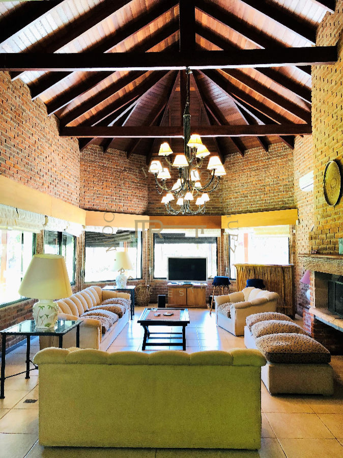Casa ID.209 - Casa en venta 4 dormitorios. Piscina . Paradas - Playa Mansa.