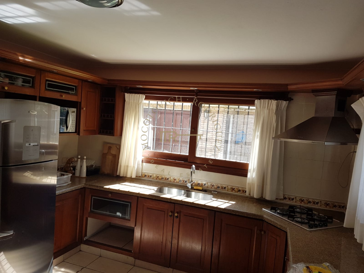 Casa ID.475 - Casa en alquiler temporal de tres domitorios con piscina- Jardines de Cordoba. Punta del Este
