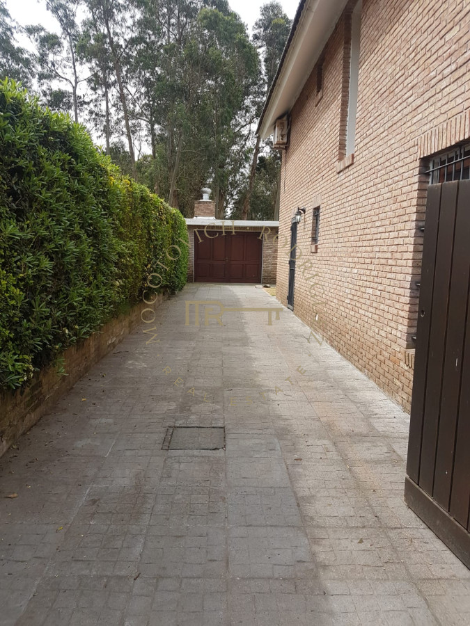 Casa ID.475 - Casa en alquiler temporal de tres domitorios con piscina- Jardines de Cordoba. Punta del Este