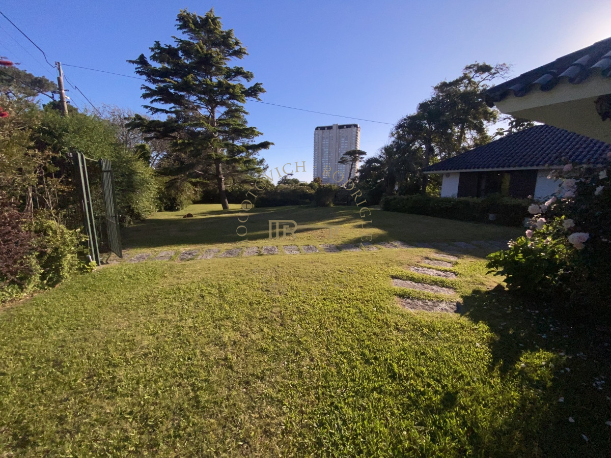 Casa ID.2441 - Casa en venta de 4 dormitorios en Punta del Este 