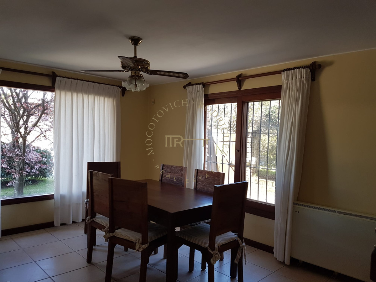 Casa ID.475 - Casa en alquiler temporal de tres domitorios con piscina- Jardines de Cordoba. Punta del Este