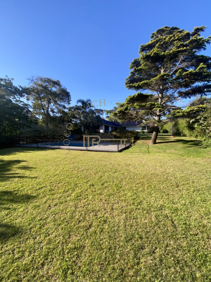 Casa ID.2441 - Casa en venta de 4 dormitorios en Punta del Este 