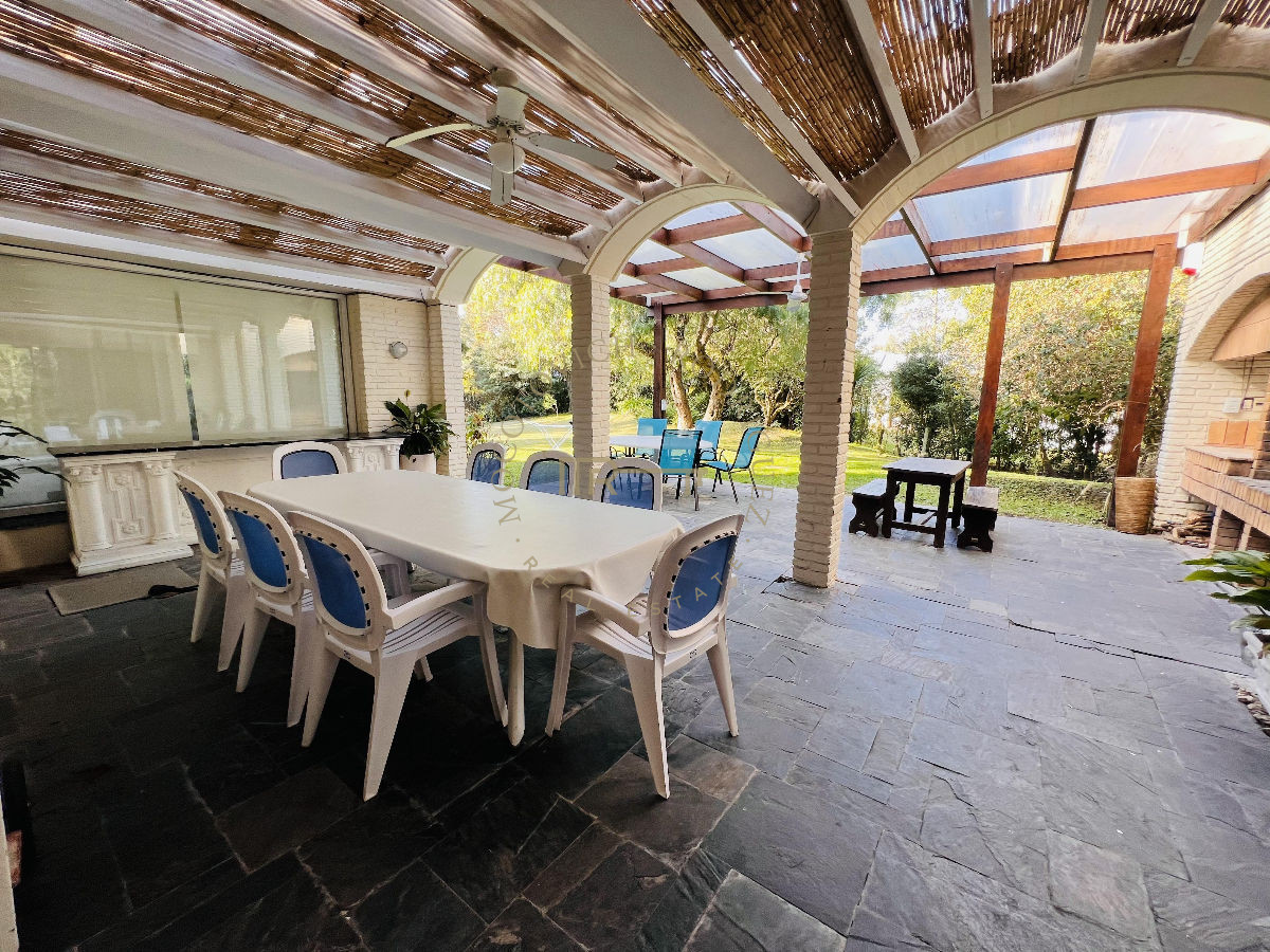 Casa ID.788 - Casa en venta  Punta del Este 5 dormitorios piscina- barrio Golf. Imperdible oportunidad 