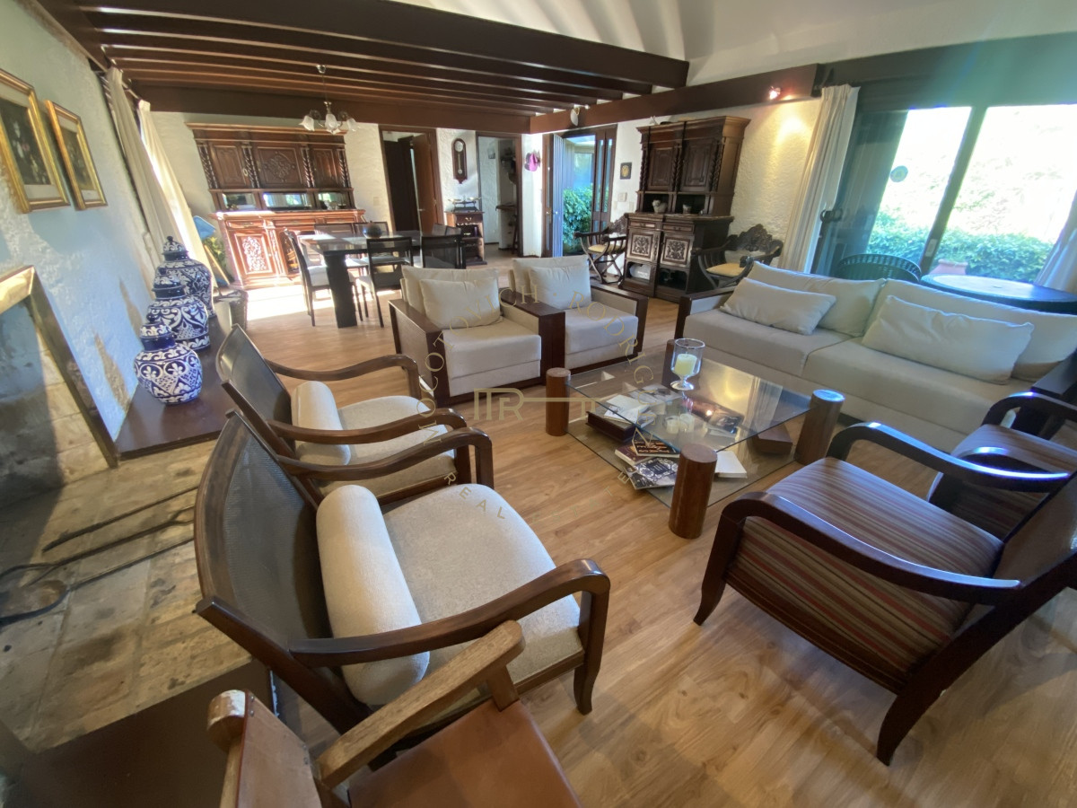 Casa ID.2441 - Casa en venta de 4 dormitorios en Punta del Este 