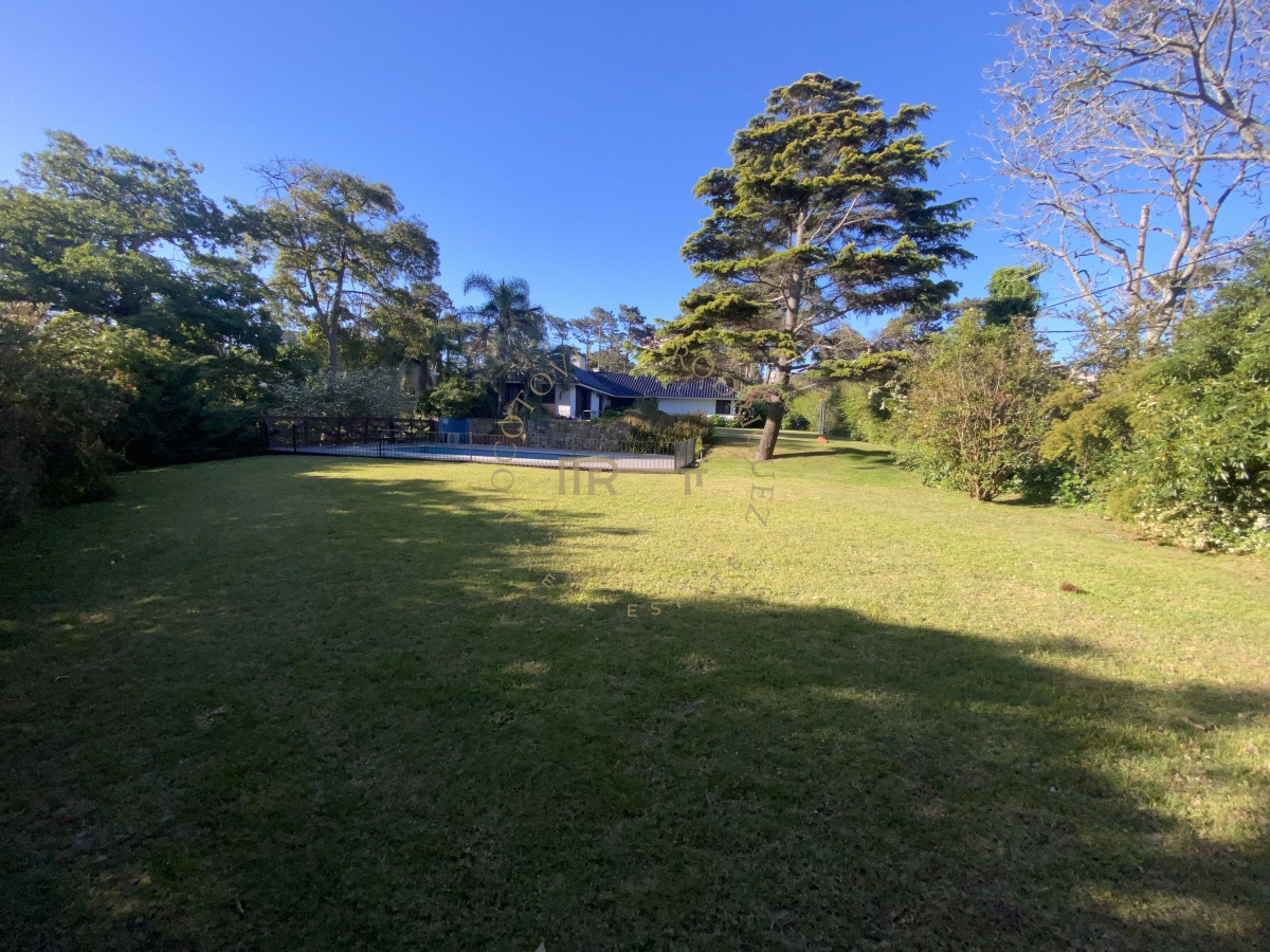 Casa ID.2441 - Casa en venta de 4 dormitorios en Punta del Este 