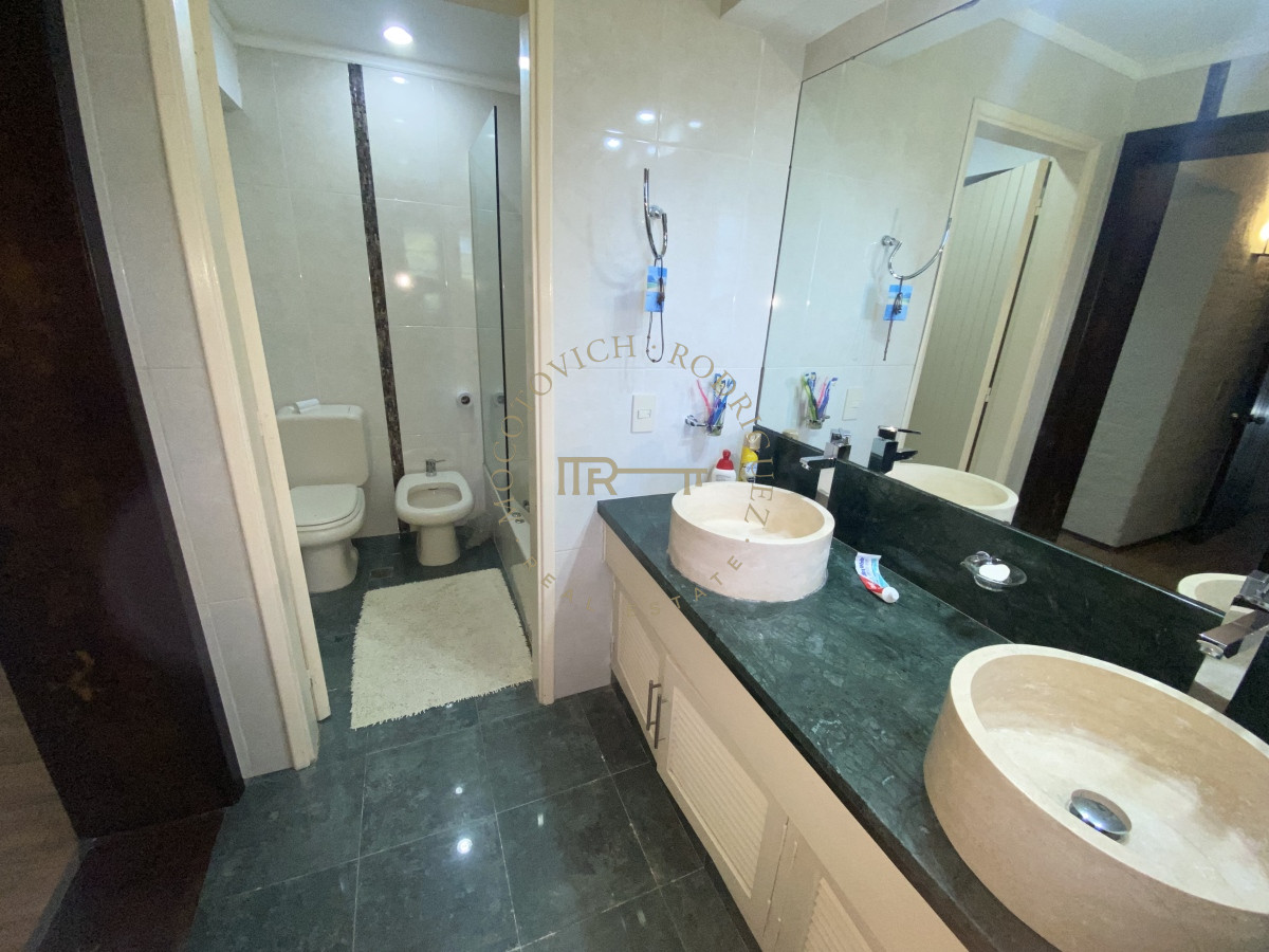 Casa ID.2441 - Casa en venta de 4 dormitorios en Punta del Este 