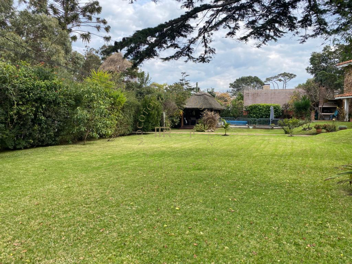 Casa ID.1898 - Venta y alquiler Casa en inmejorable ubicación 