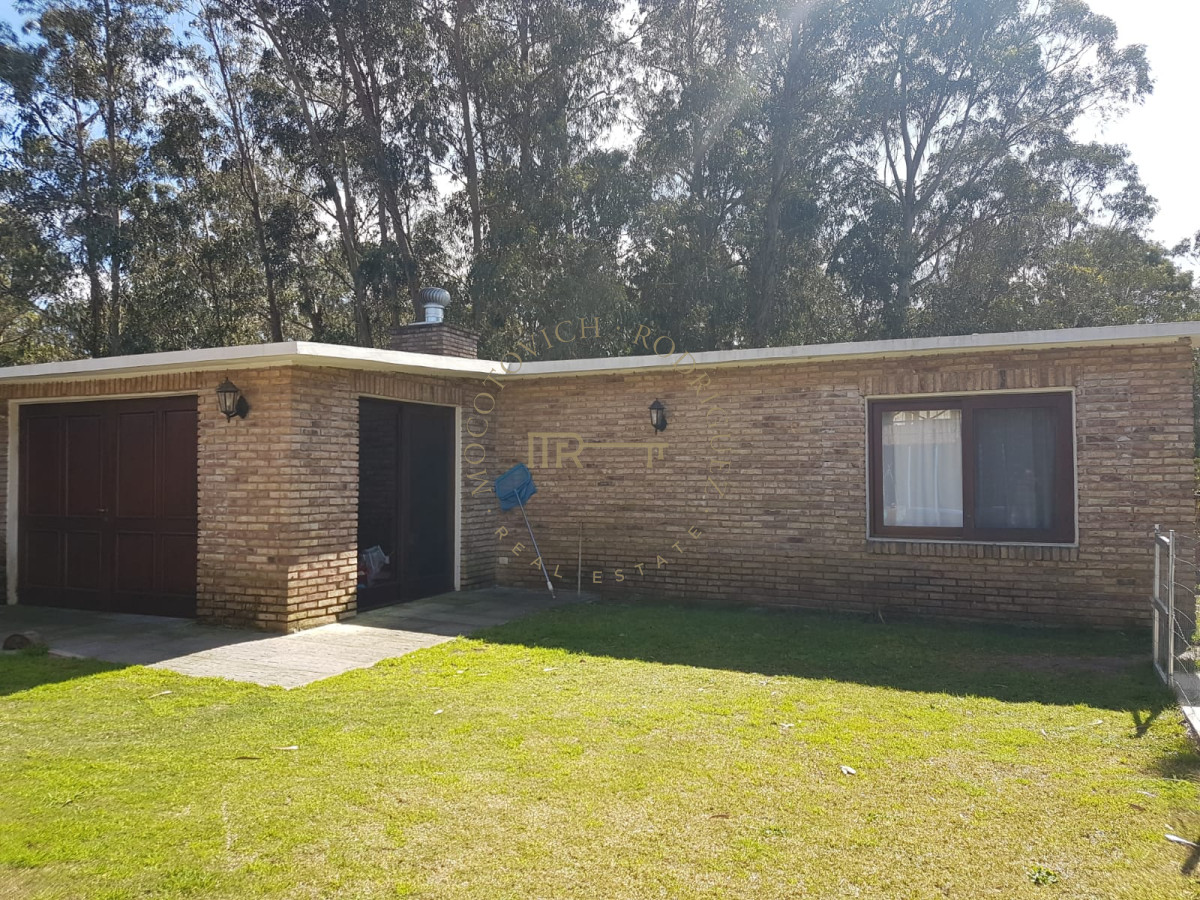 Casa ID.475 - Casa en alquiler temporal de tres domitorios con piscina- Jardines de Cordoba. Punta del Este